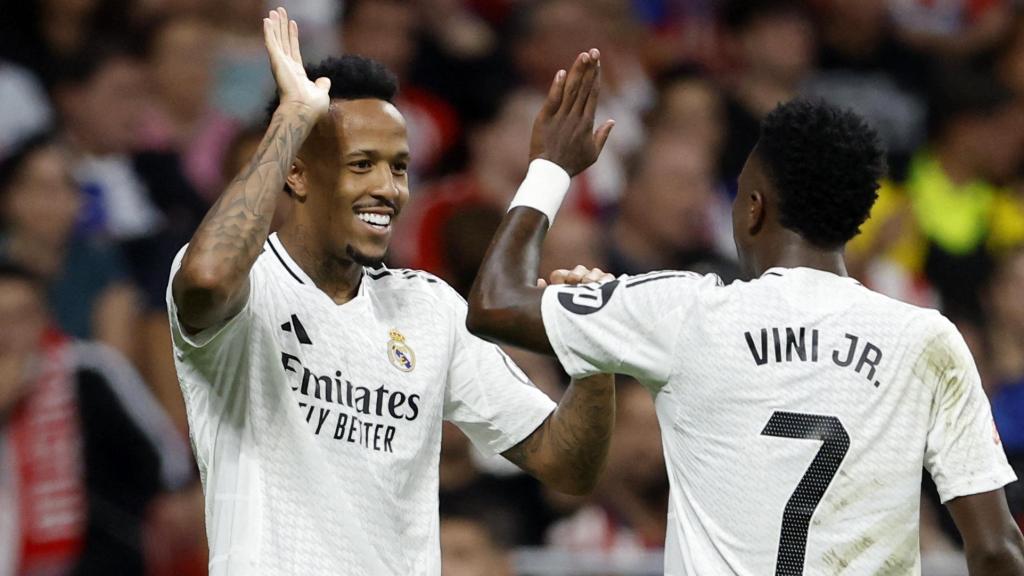 Militao y Vinicius celebran el gol en el derbi madrileño.