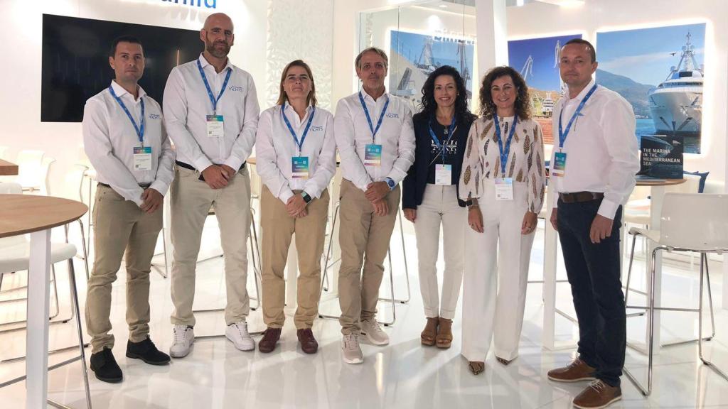 La jefa de División de Desarrollo de Negocio, Hortensia Sánchez, junto a representantes de Navantia y de Yacht Port.