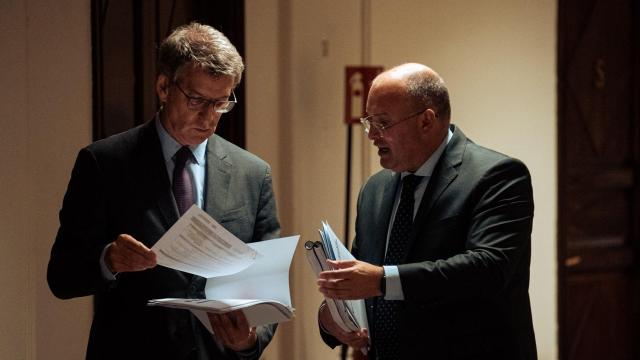 El presidente del PP, Alberto Núñez Feijóo (i), y el portavoz del PP, Miguel Tellado (d), en el Congreso de los Diputados.