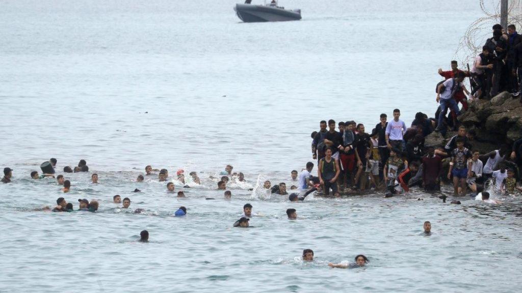 Inmigrantes marroquíes entrando a nado en Ceuta, en una foto de archivo.