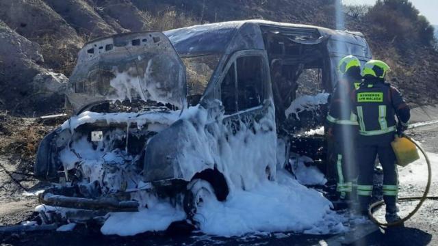 Estado en el que ha quedado la ambulancia afectada por la explosión de tres bombonas de oxígeno en la autopista de la Costa del Sol.