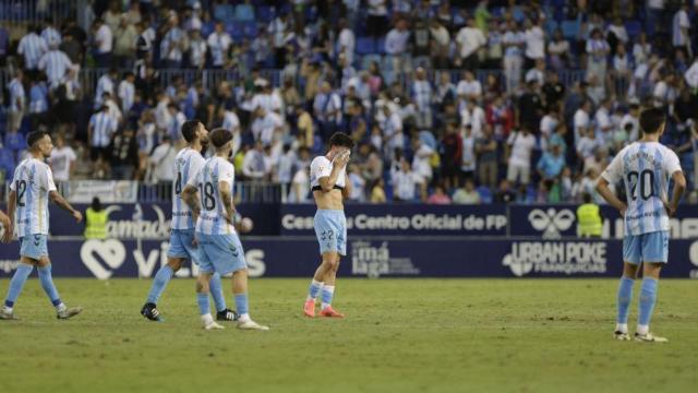 Los jugadores del Málaga CF tras la derrota contra el Elche