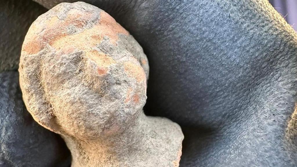 Cabeza femenina de terracota encontrada en las excavaciones del Cerro del Villar, en Málaga.