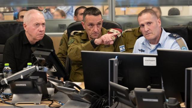 El ministro de Defensa de Israel, Yoav Gallant (izda.), el jefe de las Fuerzas de Defensa de Israel, Herzi Halevi (c) y otros oficiales en el centro de mando desde el que se ordenó el bombardeo contra el cuartel general de Hezbolá.