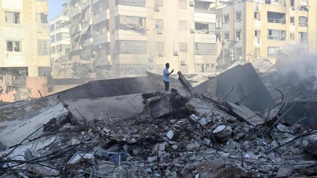 Una vista muestra los daños en el lugar del ataque aéreo israelí que mató a Nasralá en los suburbios del sur de Beirut.