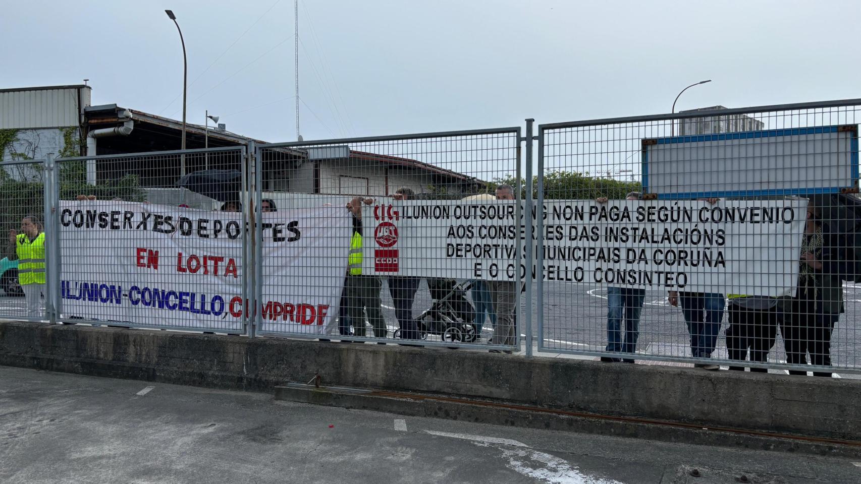 Conserjes de instalaciones deportivas de A Coruña se manifiestan y piden aumento salarial