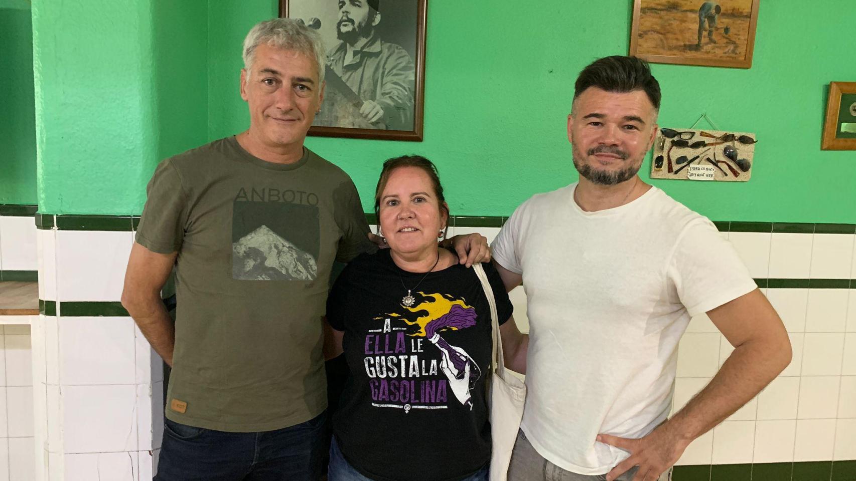 Oskar Matute, Gloria Prieto, la anfitriona, y Gabriel Rufián, posando para EL ESPAÑOL en Marinaleda.