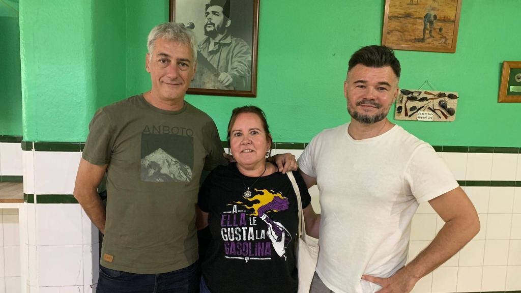 Oskar Matute, Gloria Prieto, la anfitriona, y Gabriel Rufián, posando para EL ESPAÑOL en Marinaleda.