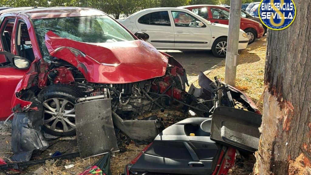 Uno de los coches siniestrados este domingo en Sevilla capital.