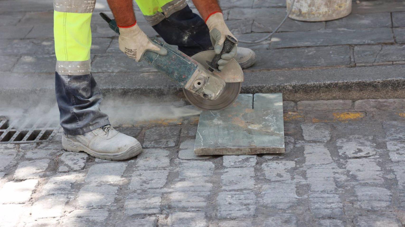 Obras en el pavimento en una calle de Sevilla en una imagen de archivo.