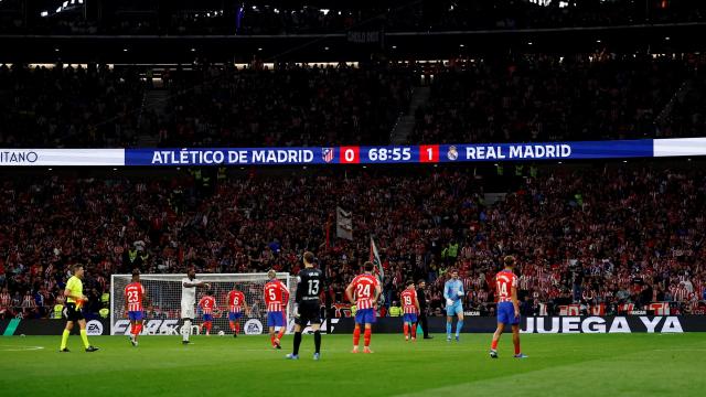 El derbi madrileño se suspende tras el lanzamiento de objetos sobre Courtois