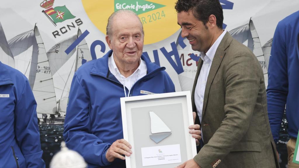 Juan Carlos I, emocionada tras recibir la primera medalla de oro que otorga la Federación Gallega de Vela.