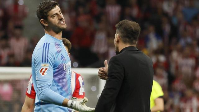 Courtois y Simeone discutiendo durante el derbi