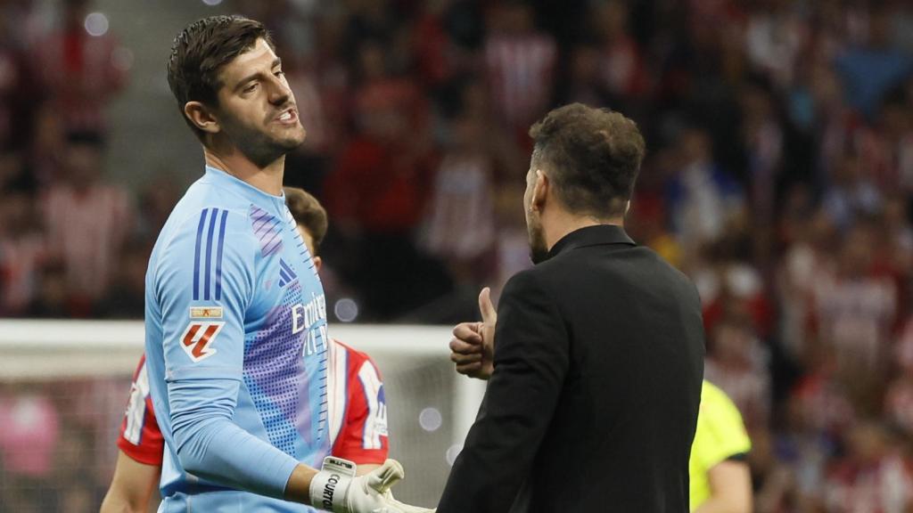 Courtois y Simeone discutiendo durante el derbi