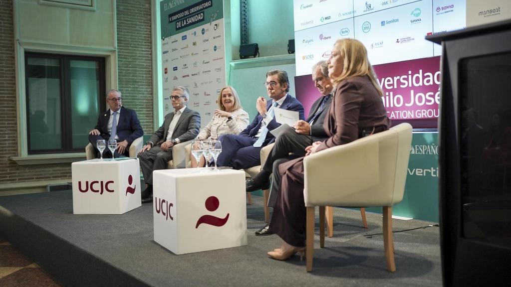 Un momento durante la mesa redonda de apertura del V Observatorio de la Sanidad ‘España, como líder de una política sanitaria europea’.