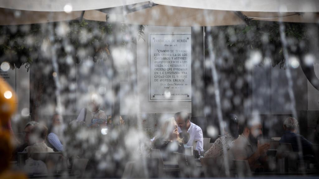 Vista de una placa en la fachada del Ayuntamiento de Mérida que hace referencia a la fundación de la colonia romana de Augusta Emérita, que tradicionalmente se databa en el año 25 a.C.