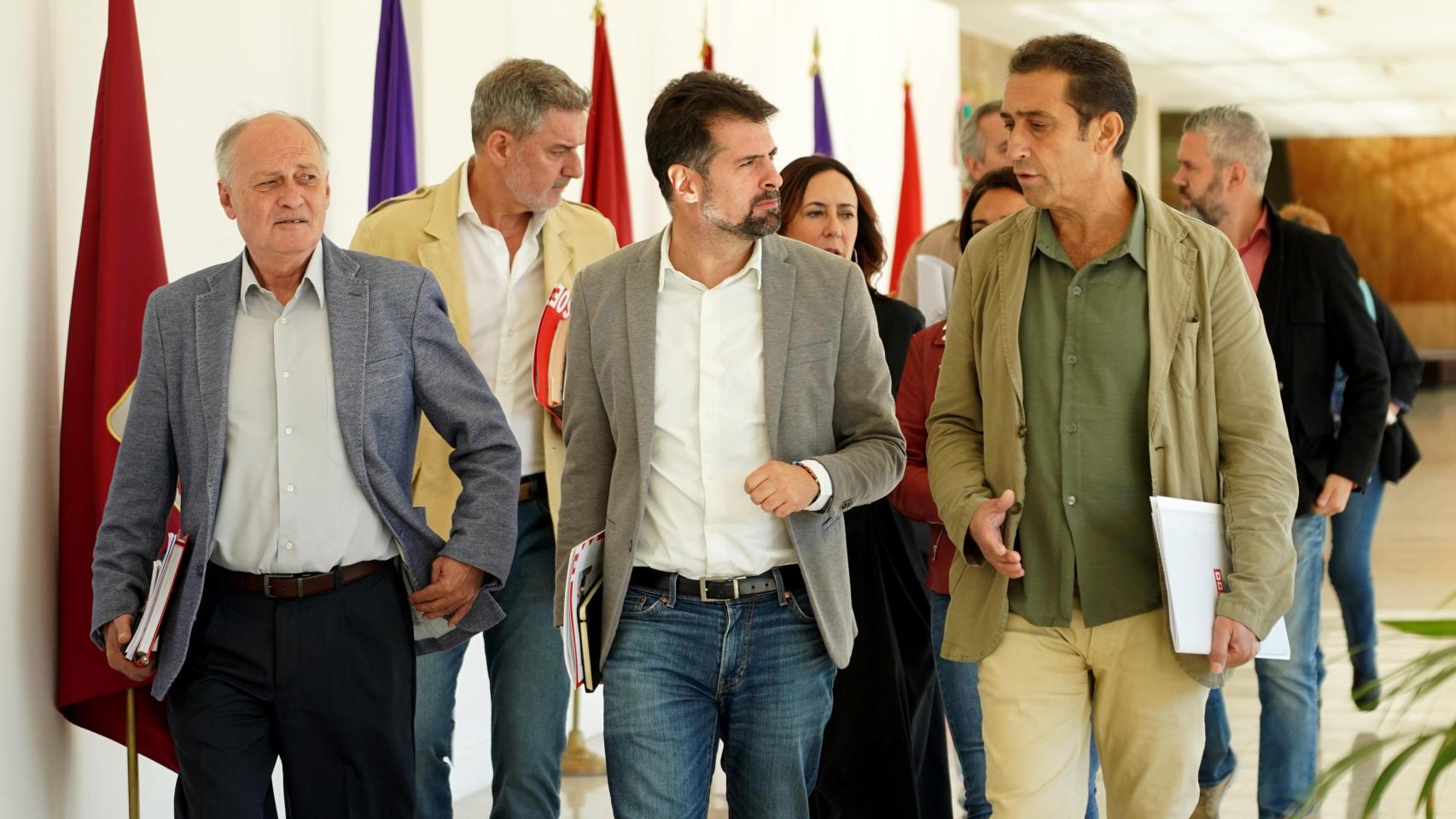 El secretario general de UGTCyL, Faustino Temprano, el líder del PSCyL, Luis Tudanca, y el secretario general de CCOOCyL, Vicente Andrés, tras su reunión de este lunes en las Cortes