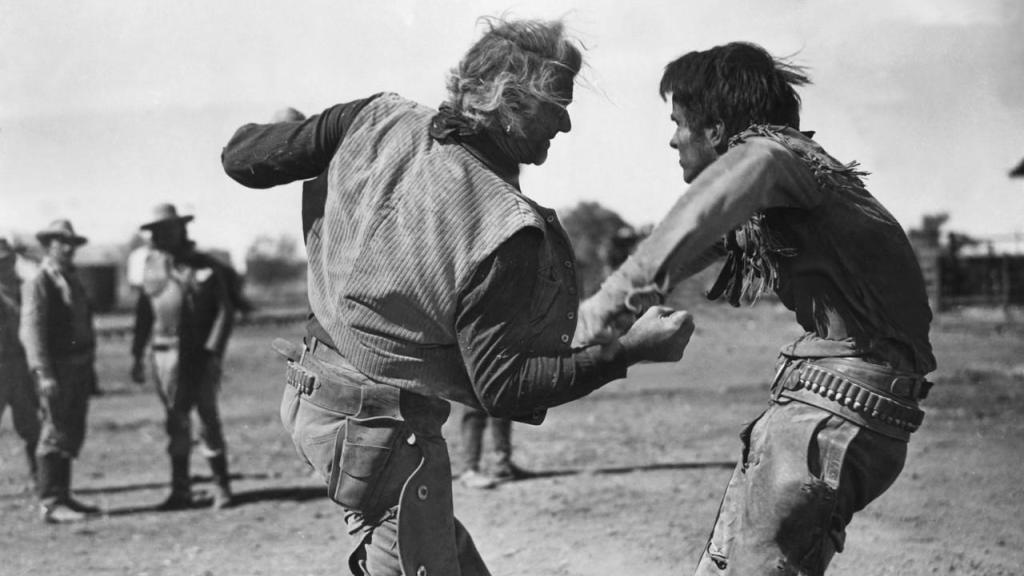 Icónica pelea entre Tom Dunson (John Wayne) y Matt Garth (Montgomery Clift), los personajes protagonistas de la película 'Río Rojo' (1948), dirigida por Howard Hawks.