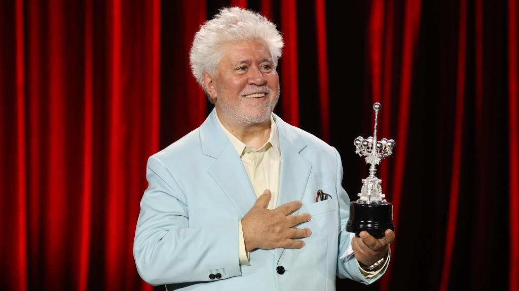 Pedro Almodóvar recibe el Premio Donostia en el Festival de Cine de San Sebastián.