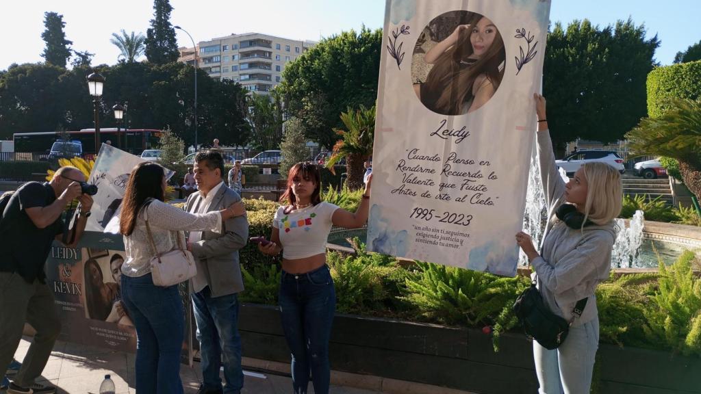 Algunas de las asistentes a la protesta celebrada este lunes frente al Ayuntamiento de Murcia.