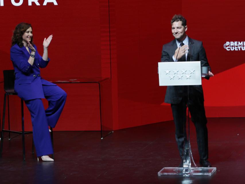 Isabel Díaz Ayuso, aplaudiendo el discurso de David Bisbal.