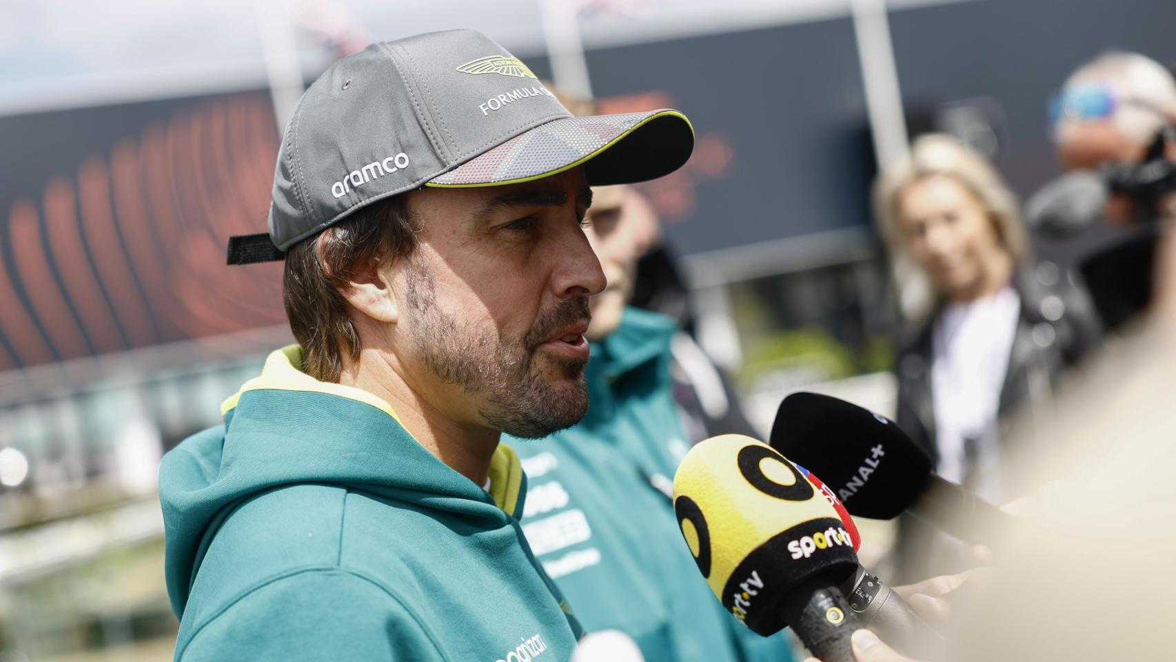 Fernando Alonso atiende a los medios en el Gran Premio de Gran Bretaña de Fórmula 1 2024