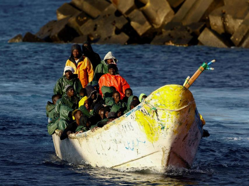 Los últimos de septiembre: un cayuco con una decena de inmigrantes llega este lunes al puerto de La Restinga, en El Hierro.