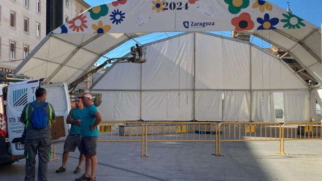 Montaje del escenario de la fuente de Goya, en la plaza del Pilar de Zaragoza.