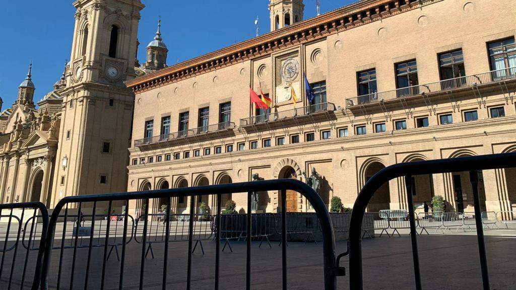 Las vallas ya cercan el espacio en el que se ubicará el gran escenario de la Plaza del Pilar.