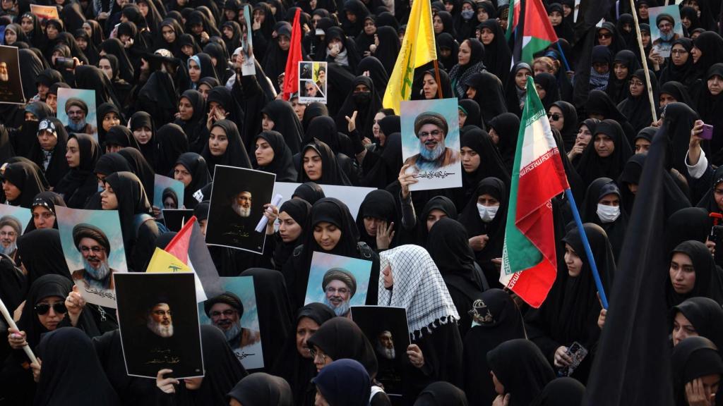 Una multitud llora este lunes la muerte del líder del Hezbolá Hasán Nasralá, en Teherán.