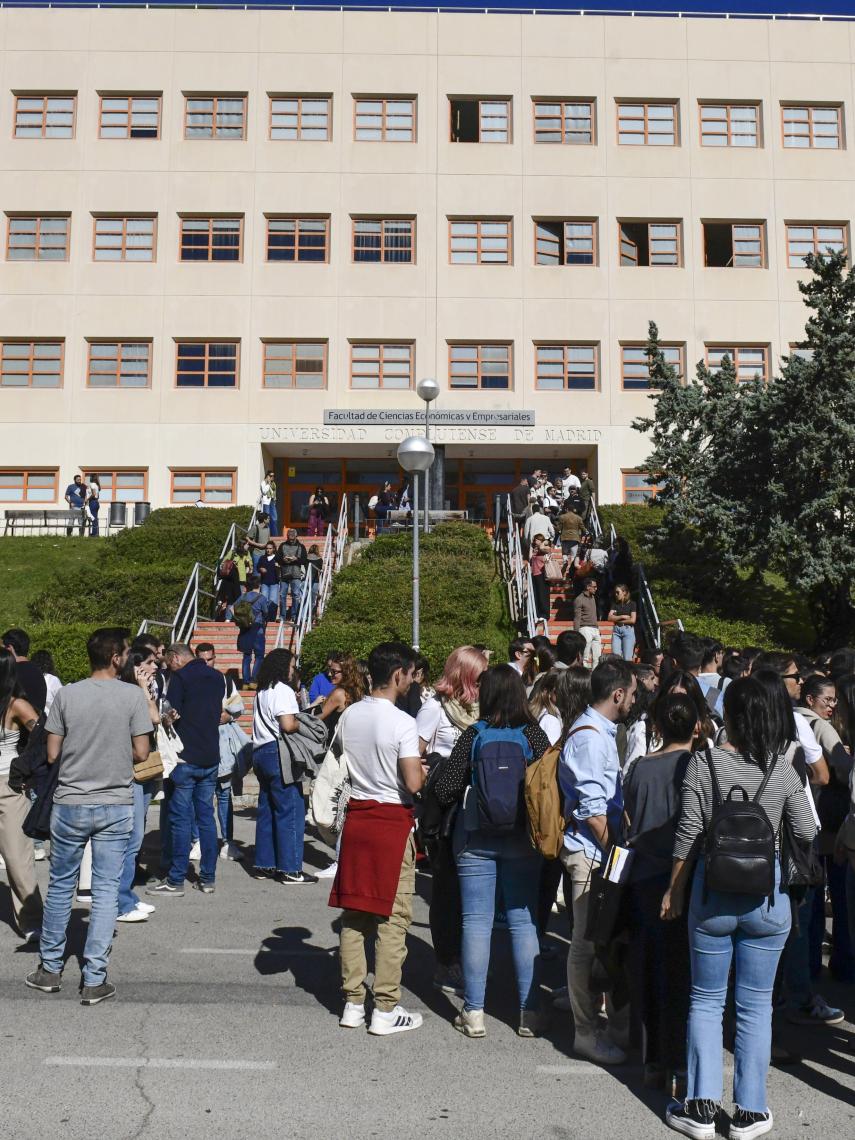 Los opositores para la categoría de informador en RTVE, este domingo, durante la suspensión del examen.