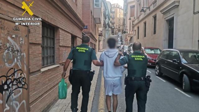 Imagen de la detención de uno de los implicados en el robo con fuerza.