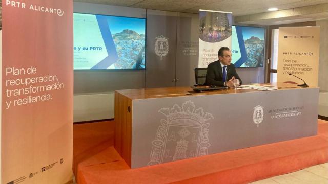 El concejal Antonio Peral en la presentación de las inversiones este lunes.