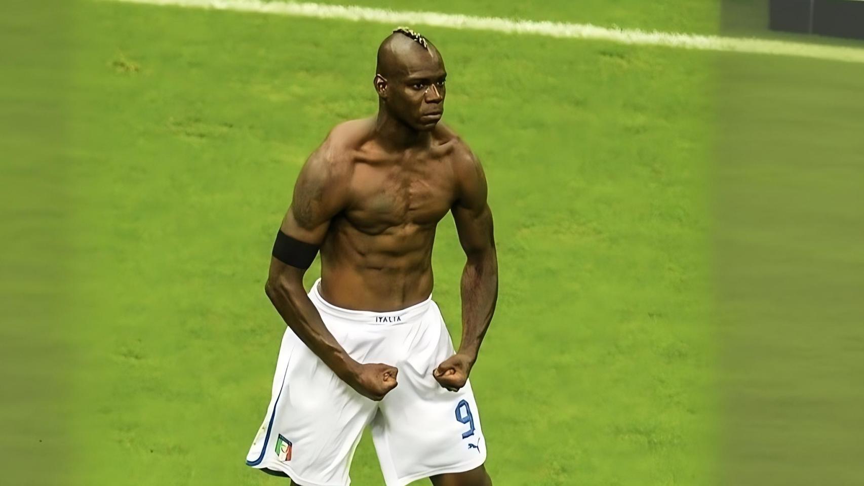 Balotelli durante su icónica celebración tras marcar ante Alemania en la Eurocopa.