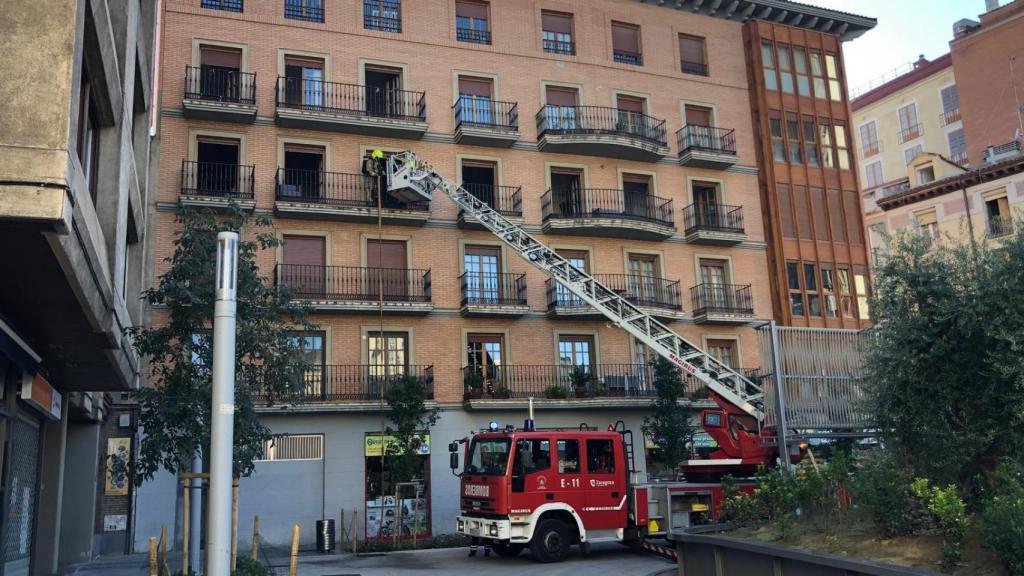 Los Bomberos de Zaragoza trabajan en un incendio en el centro de la ciudad.