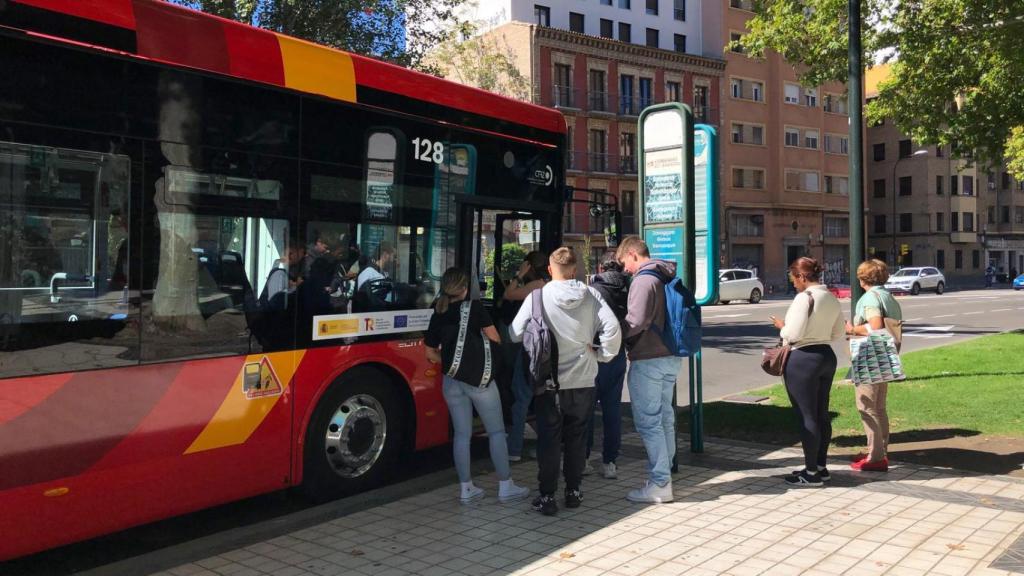 Usuarios montandose en el bus de la línea 111 que conecta San Mateo de Gállego con Zaragoza