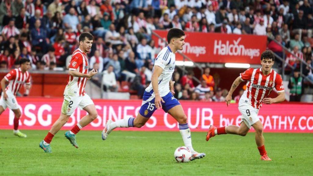 Aplausos entre aficiones y el gesto de Vital con la grada: el Sporting - Real Zaragoza fuera del terreno de juego