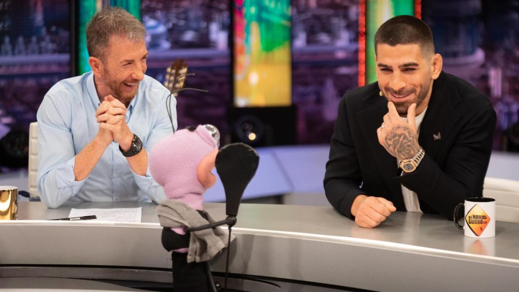 Pablo Motos junto a Ilia Topuria en 'El Hormiguero'.