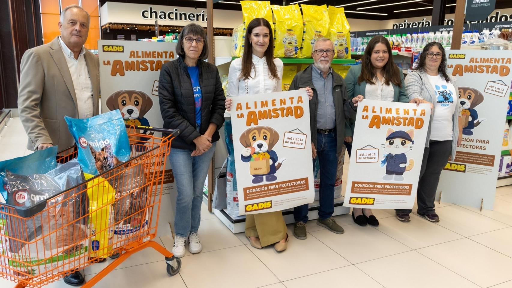 La directora de Marketing y RSC de GADISA Retail, Melisa Pagliaro, el director de Comunicación, José Luis Fernández Astray, y la coordinadora de RSC, Lucía Santos, con responsables de algunas de las protectoras.