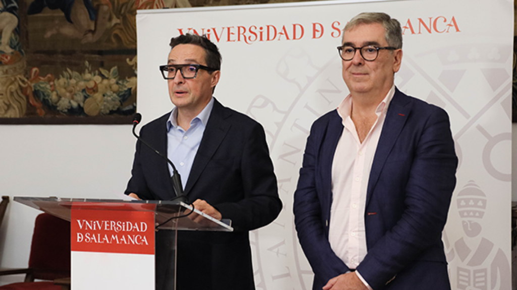 El rector de la Universidad de Salamanca, Juan Manuel Corchado, y el secretario general, Alfredo Ávila de la Torre; en la rueda de prensa posterior al Consejo de Gobierno