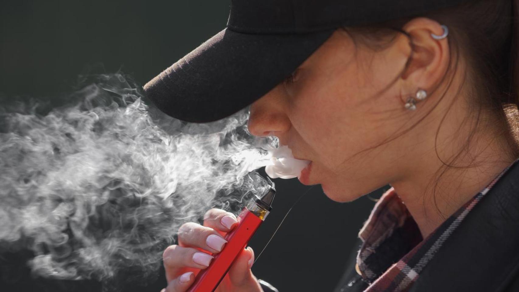 Imagen de archivo de una persona fumando un váper.