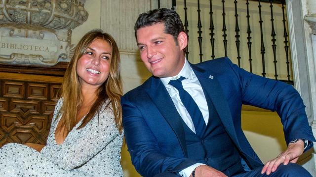 El cantante Manu Tenorio junto a su esposa, Silvia Casas, en una fotografía tomada en 2019, en Sevilla.