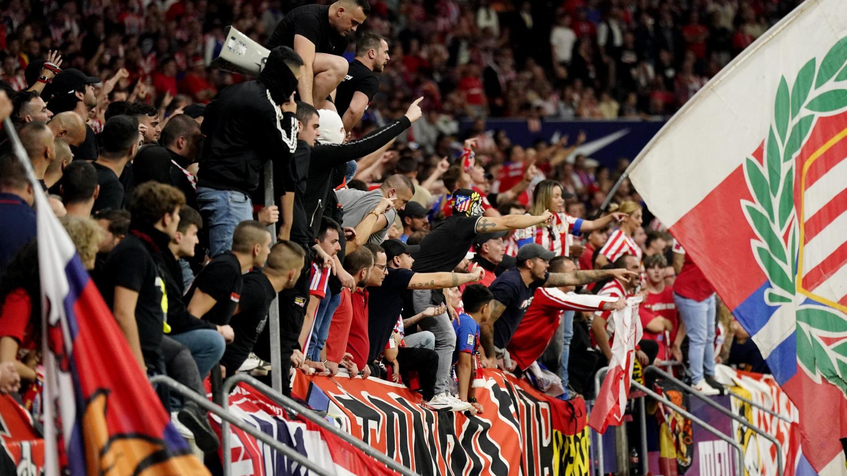 Hinchas del Frente Atlético tras los incidentes durante el derbi contra el Real Madrid