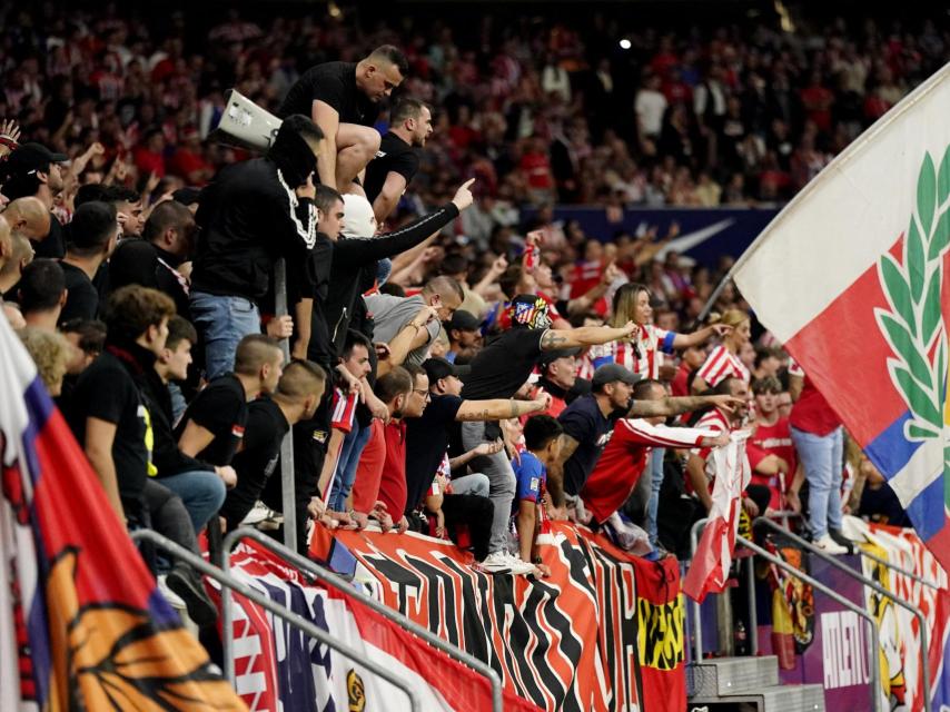 Hinchas del Frente Atlético tras los incidentes durante el derbi contra el Real Madrid