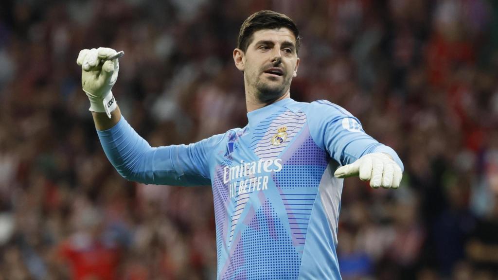 Thibaut Courtois retira un objeto lanzado desde la grada en el Metropolitano