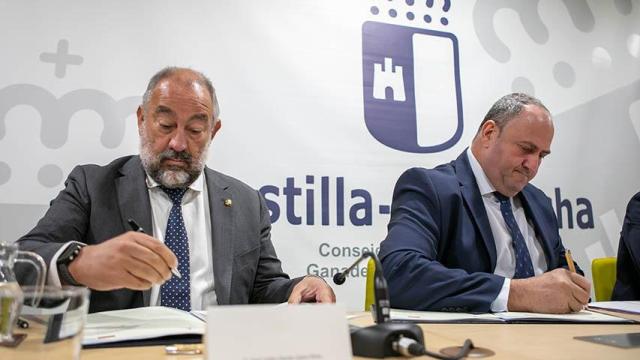 Julián Garde y Julián Martínez Lizán durante la firma del convenio.