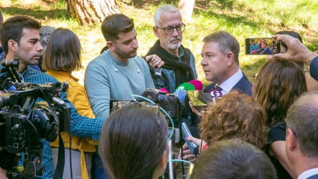 Emiliano García-Page atendiendo a los periodistas este lunes en Guadalajara.