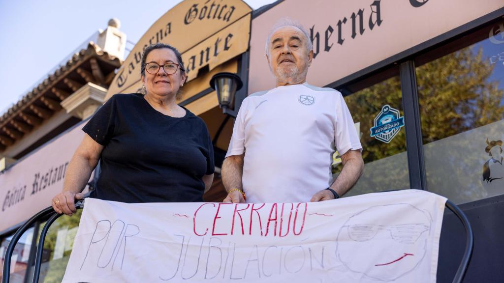 Tomás Soto y su mujer, Encarna Molina, a las puertas de la Taberna Gótica en Toledo.