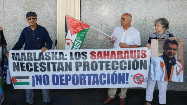 Varias personas apoyan con pancartas a los saharauis que están en la T1 del Aeropuerto Adolfo Suárez-Madrid Barajas.