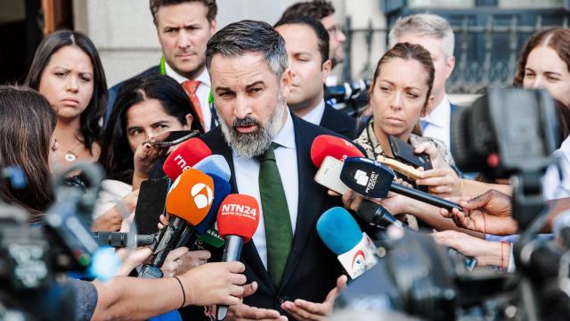 El líder de VOX, Santiago Abascal, ofrece declaraciones a los medios tras mantener una reunión con el líder opositor venezolano, en el Congreso de los Diputados.